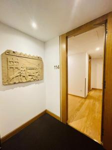 um quarto com uma porta e um quadro na parede em Castelo Hotel em Chaves