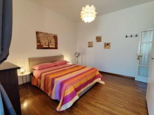 ein Schlafzimmer mit einem Bett mit einer bunten Decke in der Unterkunft a mio agio apartment in Lecco