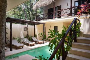 Un complejo con piscina y una casa. en Casa Yaakun, en Tulum