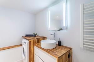 uma casa de banho com um lavatório num balcão de madeira em Duplex lumineux centre ville em Aix-en-Provence