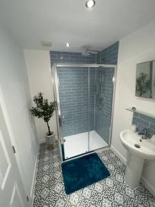 een badkamer met een douche, een toilet en een wastafel bij Modern stylish studio flat near Leigh on sea. in Hadleigh