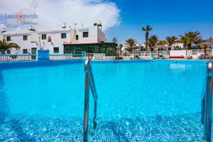 Der Swimmingpool an oder in der Nähe von Vivienda Vacacional Casa Mar y Volcan Vista mar Piscina Playa 5 min Wifi