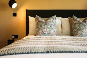 - une chambre avec un lit et des oreillers dans l'établissement Chapel House Estate, à Kent