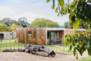 une maison en rondins d'arbres dans l'établissement Chapel House Estate, à Kent