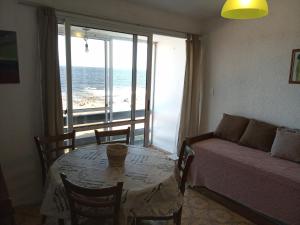 Camera con letto e tavolo con vista sull'oceano di Apartamento 5 El Timon a La Paloma