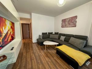 uma sala de estar com um sofá e uma mesa em Holiday Apartment em Ghimbav