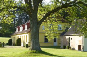 RattelvitzにあるGut Rattelvitz - Galerie Westの庭木のある黄色い家