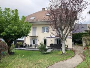 a large white house with a table and chairs at Villa Evalou de 240 m². in Trévignin