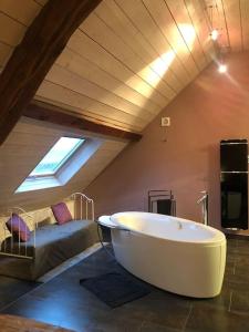 ein großes Bad mit einer großen Badewanne im Dachgeschoss in der Unterkunft Villa Evalou de 240 m². in Trévignin