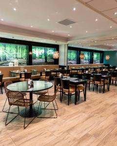 een eetkamer met tafels en stoelen in een restaurant bij Hotel Alkmaar in Alkmaar