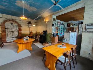 una stanza con due tavoli in legno e una cucina di Penzion Severka a Teplice nad Metují