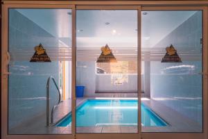a swimming pool inside of a room with a window at Hotel de Cine Las Golondrinas in Villa Gesell