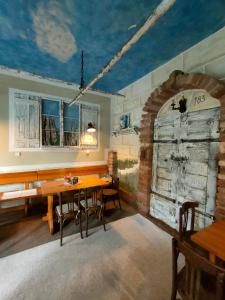 een eetkamer met een houten tafel en een bakstenen muur bij Penzion Severka in Teplice nad Metují