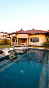 Bassenget på eller i nærheten av Spacious villa with a pool and a gorgeous view by BaliBenefit