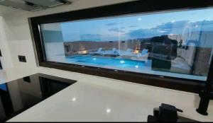 uma grande janela num quarto com banheira em Superbe villa vue mer pour des vacances de rêve em Finestrat