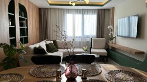 een woonkamer met een bank en een tafel bij Stylish Seaview Flat in Ortaköy Daire 13 in Istanbul