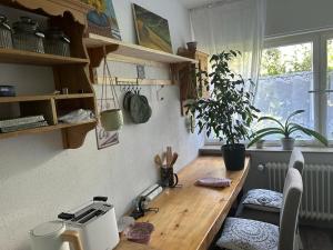 kuchnia z drewnianym stołem i oknem w obiekcie Ferienwohnung An der Loipe w mieście Lichtenstein