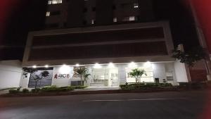 een wit gebouw met lichten aan de zijkant bij Apartamento Loft in Bucaramanga
