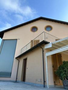 una casa con una escalera en el lateral de ella en Cascina Boschetti, en Barolo