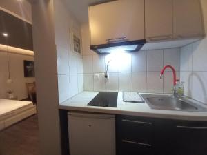 Кухня или мини-кухня в ALEXANDROS Lux St Apartment - Tsimiski Ladadika - Explore Center by foot - Close to Aristotelous square
