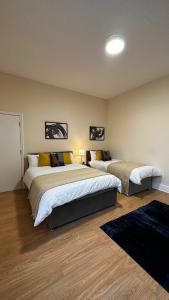 a bedroom with two beds in a room at Willesden Guest Room 130 in London