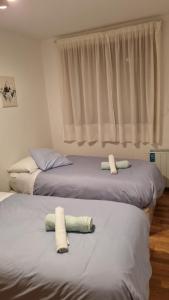 2 camas con toallas en un dormitorio en ssolivellasscanfranc, en Canfranc-Estación