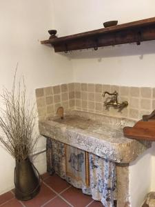 Habitación con baño con lavabo de piedra. en B&B Il Mulino alla Busa, en Vallarsa