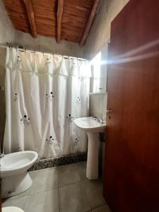 Koupelna v ubytování Cabañas Aguada de la Quebrada