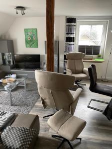 een woonkamer met 2 stoelen en een bank bij Sky in Winterberg