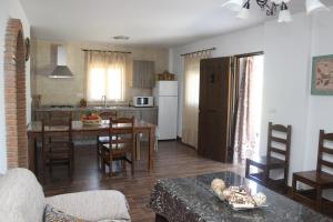 Il comprend une cuisine et un salon avec une table et des chaises. dans l'établissement CASA ENCINA, à Tolox