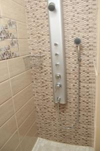 La salle de bains est pourvue d'une douche avec un pommeau de douche. dans l'établissement CASA ENCINA, à Tolox