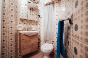 ein Badezimmer mit Toilette und Waschbecken in der Unterkunft CentroCittà vista Porto Genova Terminal Crociere e Metro in Genua