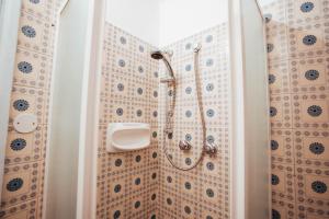 eine Dusche im Bad mit blauen und weißen Fliesen in der Unterkunft CentroCittà vista Porto Genova Terminal Crociere e Metro in Genua