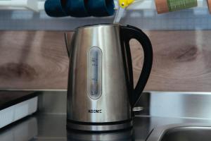 Eine Kaffeekanne steht auf einer Küchentheke in der Unterkunft CentroCittà vista Porto Genova Terminal Crociere e Metro in Genua + 9 Fotos