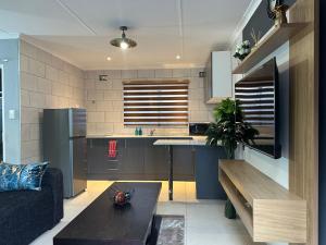 una cucina con divano e tavolo in una camera di The Curve Apartments Unit 15 a Johannesburg