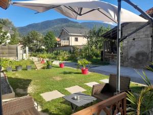 patio con tavolo e ombrellone di Résidence Lawawi - studio Savoie ad Albertville
