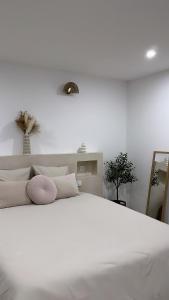 Un pat sau paturi într-o cameră la La Suite du clocher