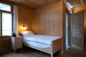 Voodi või voodid majutusasutuse FLÜHLI Hotel Kurhaus toas