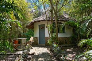 een klein huis midden in een bos bij Hotel Campestre mirador CaloPala in Machetá