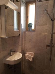 ein Bad mit einem Waschbecken und einer Dusche in der Unterkunft Appartement "Hope" in Greiz