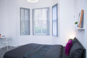 - un salon avec un canapé et 2 fenêtres dans l'établissement Central Blissful Haven, à Liverpool