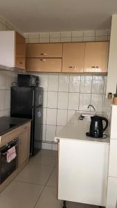 cocina con encimera y fogones con tetera en Superbe appartement T3 à Pamandzi, en Pamandzi