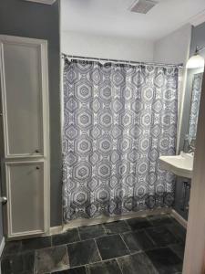 Een badkamer bij Blue Shark G9 - Midtown 1BR King Suite