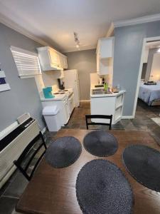 Blue Shark G9 - Midtown 1BR King Suite في هيوستن: غرفة مع مطبخ وغرفة مع طاولة