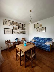 a living room with a blue couch and a table at orlando in Porto Garibaldi