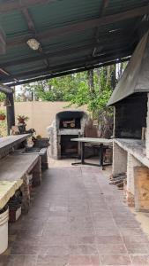 un patio al aire libre con un horno de piedra para pizzas en Posada Pueyrredón en Luján de Cuyo