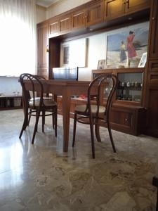 uma mesa de jantar e cadeiras num quarto em La casa dei sapori a Mirandola em Mirandola