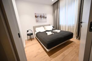 um quarto com uma cama com duas toalhas em Politika Square Bliss em Belgrado