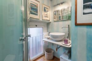 une salle de bain avec un lavabo et une douche en verre dans l'établissement Fifty Eight Suite Milan Sforza, à Milan 20 autres photos