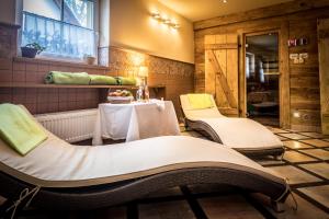 2 camas en una habitación con mesa en Hotel U Pekaře - Jítravský Dvorec, en Rynoltice